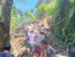 Seorang Warga Desa Songgon Jatuh ke Sungai Saat Perbaiki Atap Rumah di Songgon