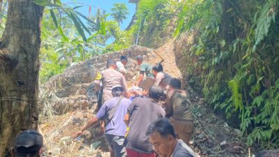 seorang-warga-desa-songgon-jatuh-ke-sungai-saat-perbaiki-atap-rumah-di-songgon