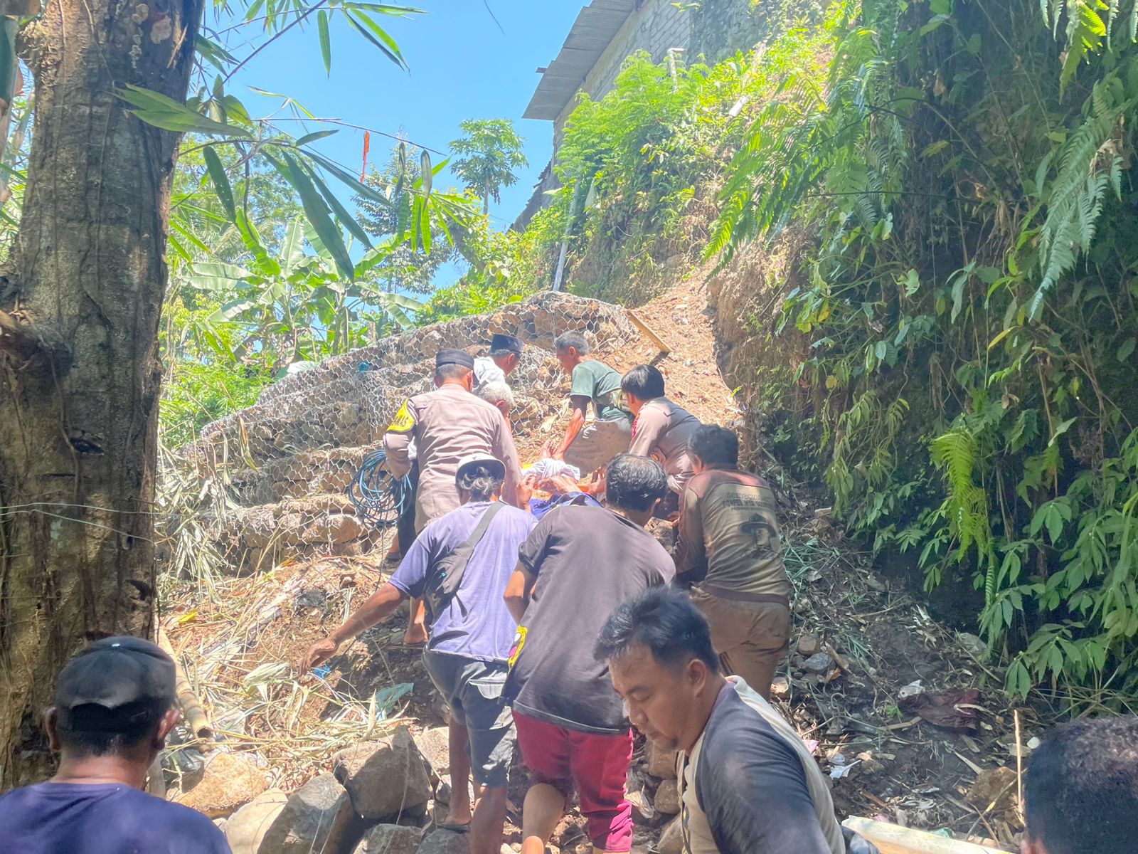 seorang-warga-desa-songgon-jatuh-ke-sungai-saat-perbaiki-atap-rumah-di-songgon