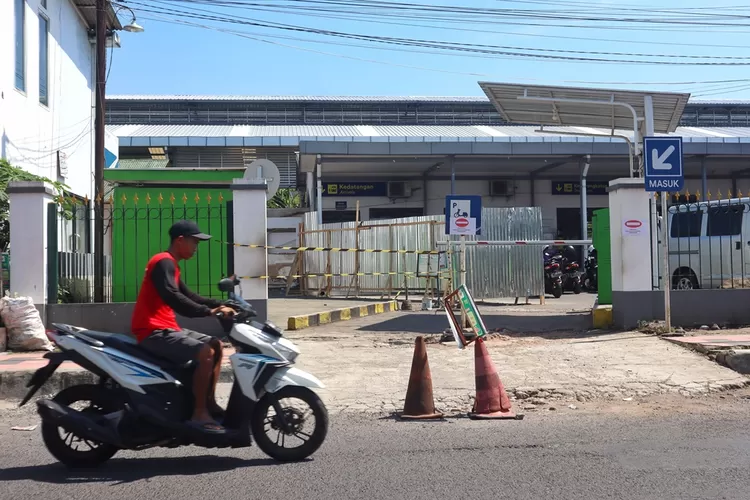 pelebaran-parkir-stasiun-kalisetail-banyuwangi-dimulai,-pengantar-penumpang-kocar-kacir-cari-tempat-parkir!
