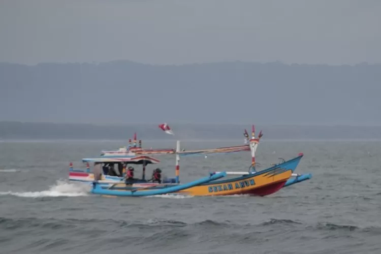 aksi-heroik-nelayan-gilimanuk!-selamatkan-penumpang-kmp-elfina-yang-jatuh-ke-laut-dalam-hitungan-detik