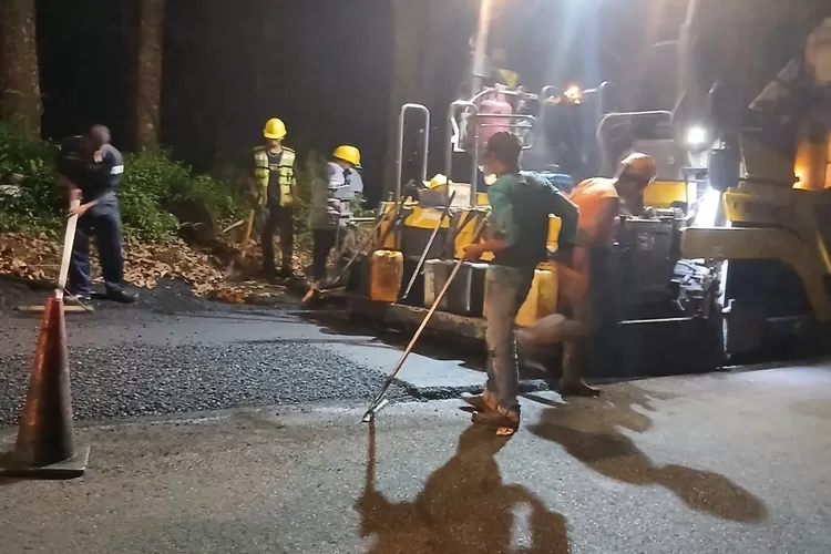 imbas-proyek-rp-15-m,-jalur-gumitir-masih-buka-tutup:-proyek-u-ditch-dan-pengaspalan-dikebut