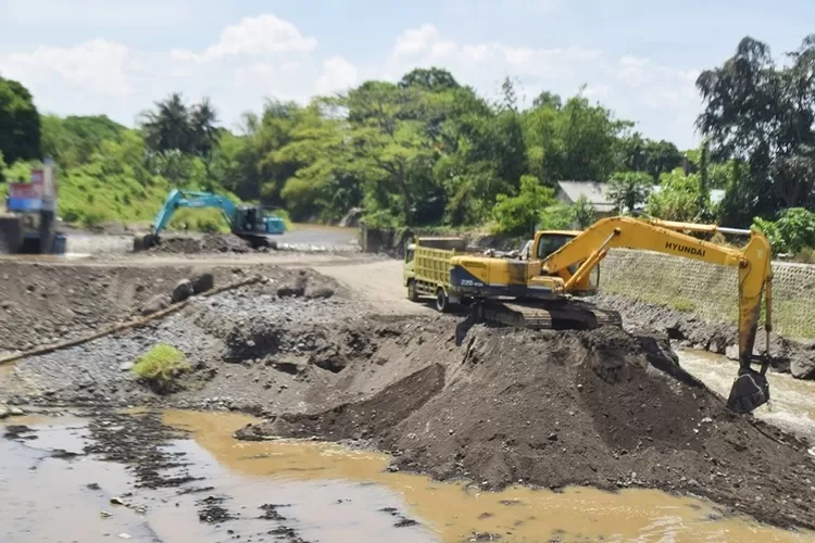 warga-banyuwangi-akhirnya-bisa-tidur-nyenyak,-dam-garit-dikeruk-setelah-dua-tahun-menunggu