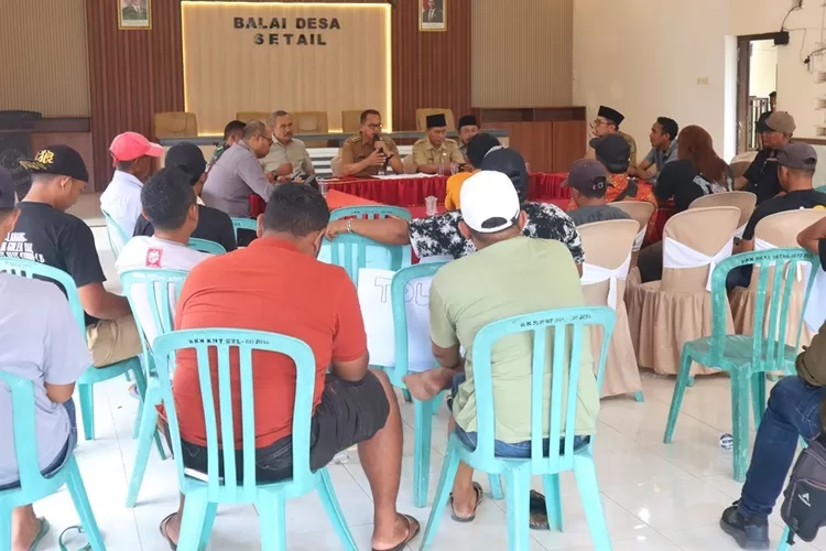 warga-setail-protes-penjaringan-kadus,-camat-genteng:-pemilihan-langsung-tak-bisa-dilakukan