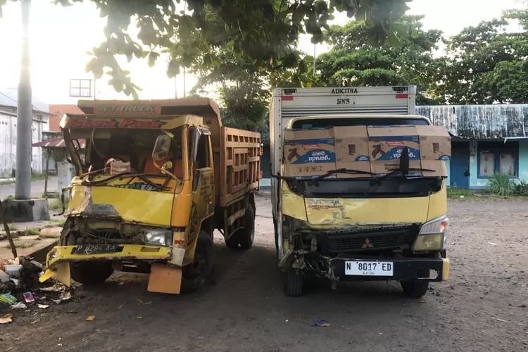 adu-jangkrik-dua-truk-di-kabat-banyuwangi,-tiga-orang-luka-luka