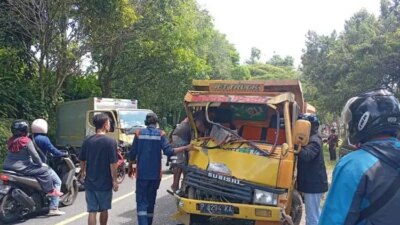 truk-adu-moncong-di-jalur-rawan-banyuwangi!-sopir-luka-parah-usai-tabrakan-di-sasak-tambong