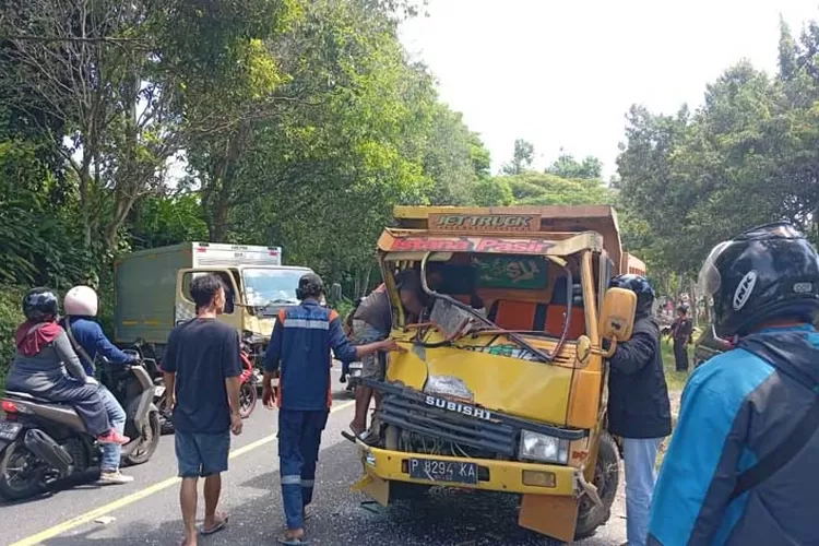 truk-adu-moncong-di-jalur-rawan-banyuwangi!-sopir-luka-parah-usai-tabrakan-di-sasak-tambong