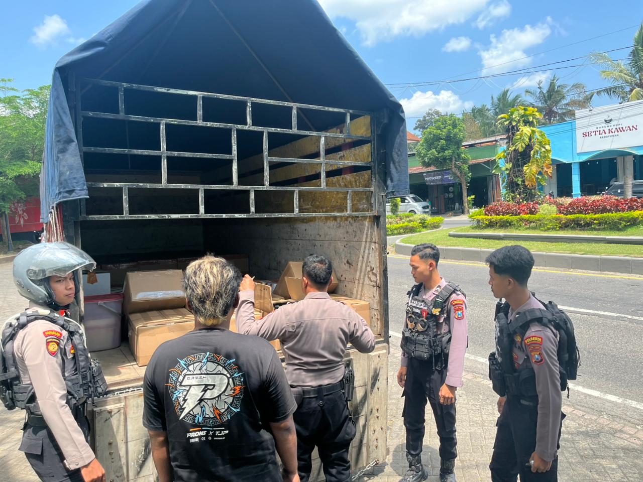 polresta-banyuwangi-gagalkan-pengiriman-ribuan-botol-arak-ilegal-lewat-operasi-perintis