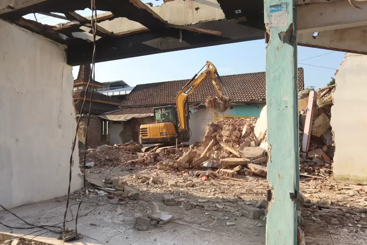 stasiun-kalisetail-bersolek,-pertokoan-lama-dibongkar-untuk-parkir-penumpang