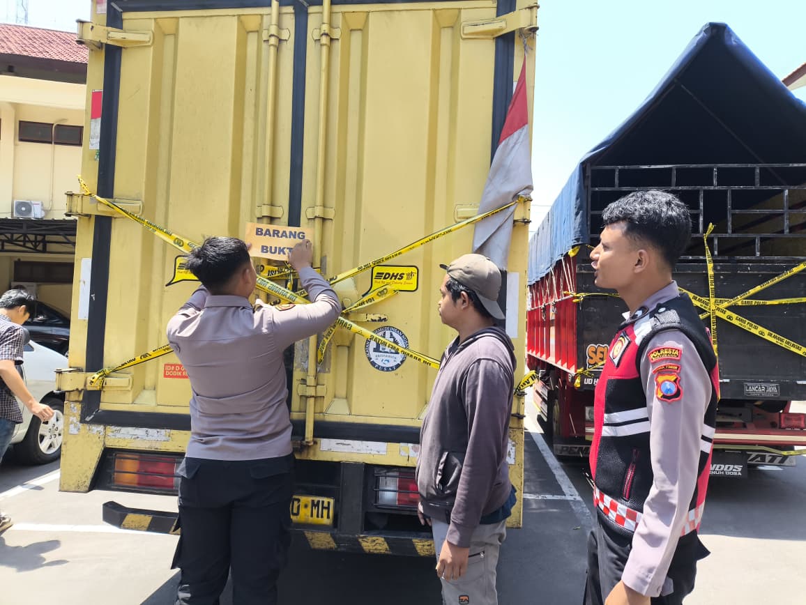patroli-perintis-polresta-banyuwangi-amankan-truk-bermuatan-ribuan-botol-arak-ilegal