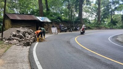 buntut-truk-fuso-terperosok,-jalur-gumitir-akan-dipasang-pembatas-jalan-baru