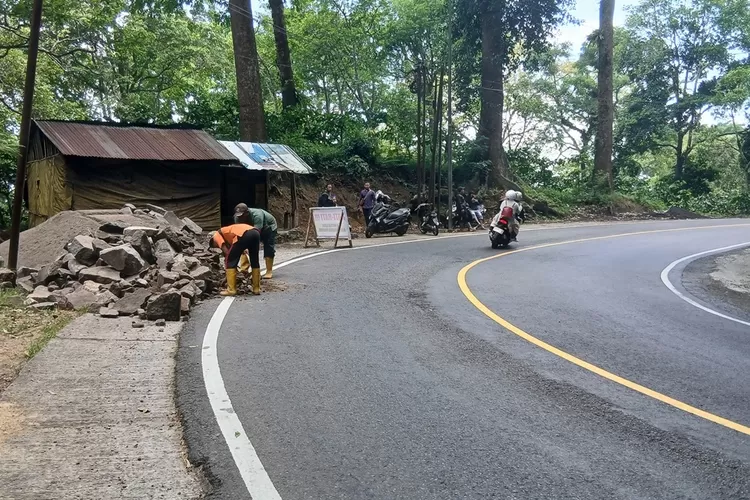 buntut-truk-fuso-terperosok,-jalur-gumitir-akan-dipasang-pembatas-jalan-baru