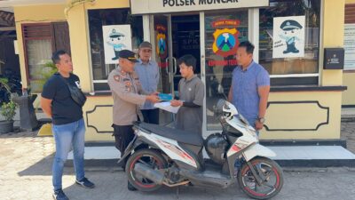 polsek-muncar-serahkan-sepeda-motor-curian-kepada-pemilik-asal-probolinggo