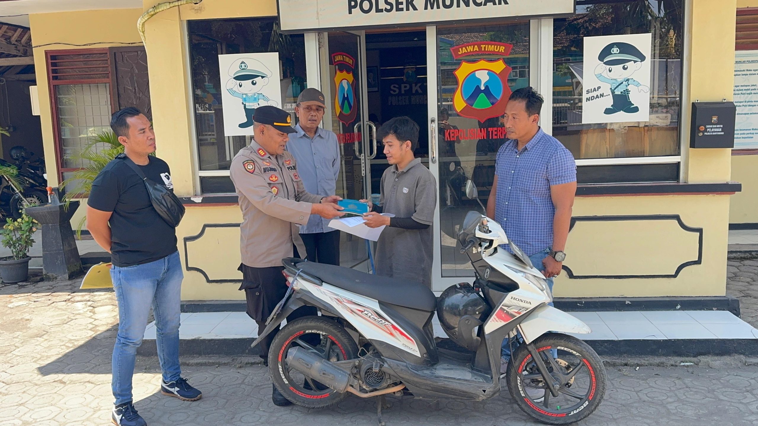polsek-muncar-serahkan-sepeda-motor-curian-kepada-pemilik-asal-probolinggo