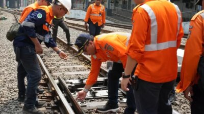 kai-daop-8-surabaya-lakukan-pengecekan-lintas-demi-keselamatan-dan-kenyamanan-penumpang-kereta-api