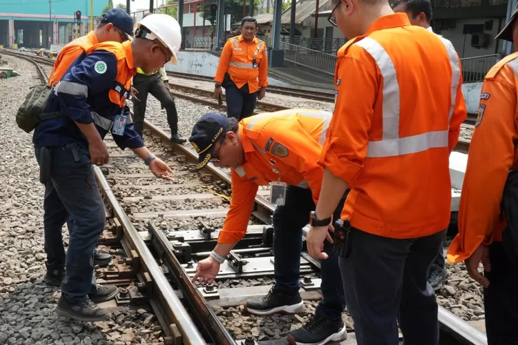 kai-daop-8-surabaya-lakukan-pengecekan-lintas-demi-keselamatan-dan-kenyamanan-penumpang-kereta-api
