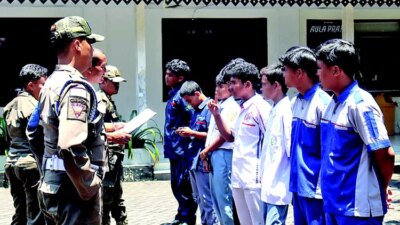 8-pelajar-slta-di-banyuwangi-kedapatan-bolos-sekolah-di-pantai-ancol,-langsung-dibina-satpol-pp