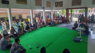 warga-tampo-banyuwangi-geruduk-kantor-desa!-tuntut-kepala-desa-buka-laporan-keuangan!