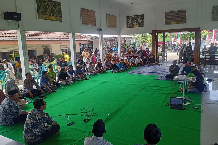 warga-tampo-banyuwangi-geruduk-kantor-desa!-tuntut-kepala-desa-buka-laporan-keuangan!