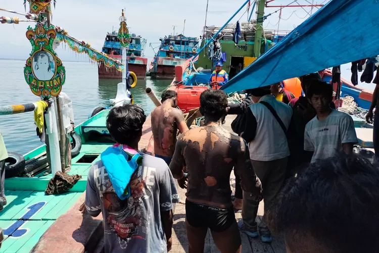 km-anugerah-indah-18-terbakar-di-samudera-hindia!-1-tewas,-7-luka-bakar,-25-abk-dievakuasi-ke-banyuwangi