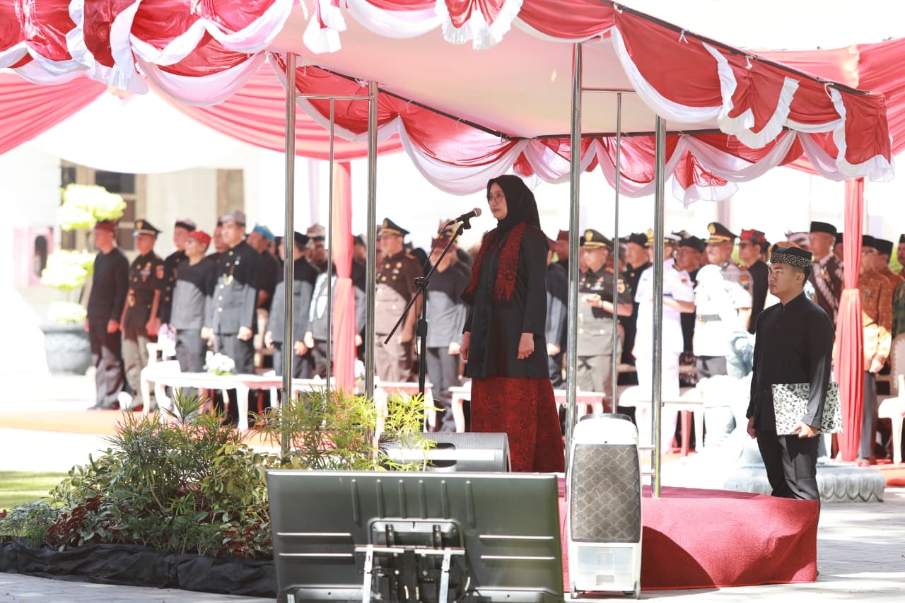 berlangsung-khidmat,-bupati-ipuk-pimpin-upacara-hari-jadi-ke-80-provinsi-jawa-timur