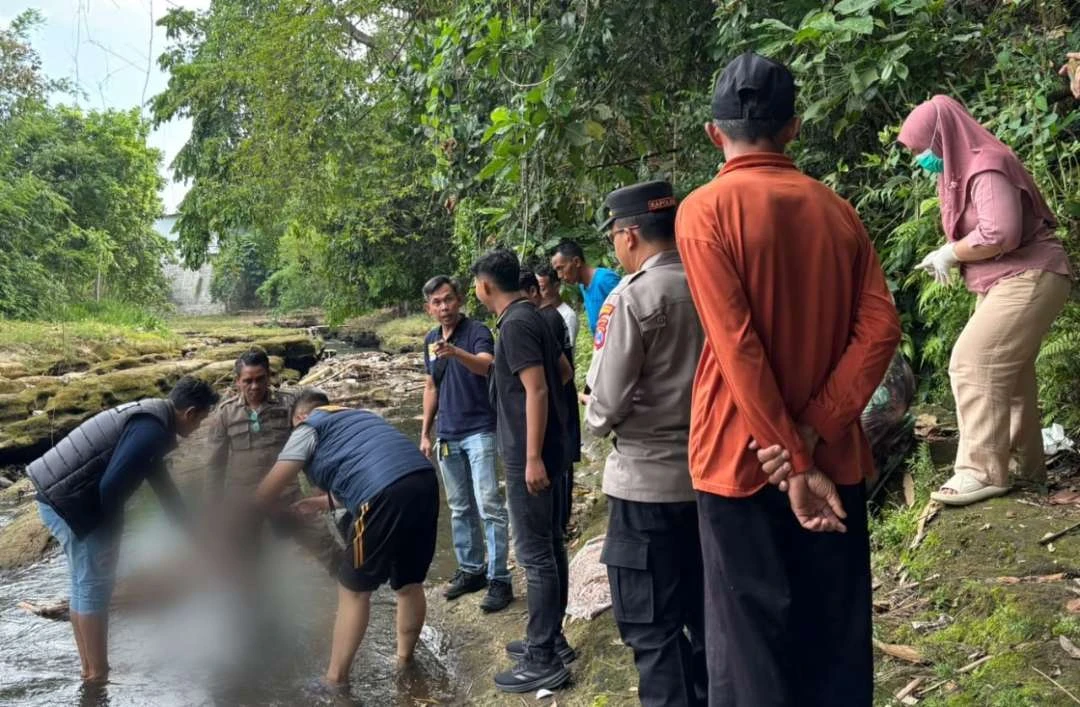jenazah-bayi-laki-laki-ditemukan-tersangkut-di-batu-paras-sungai-setail-banyuwangi