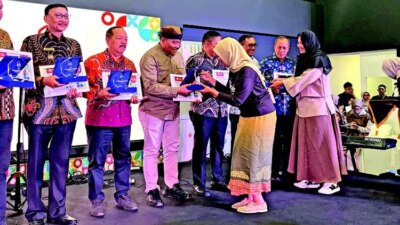 hebat!-bupati-ipuk-dan-kadis-pendidikan-banyuwangi-raih-penghargaan-nasional-di-temu-pendidik-nusantara