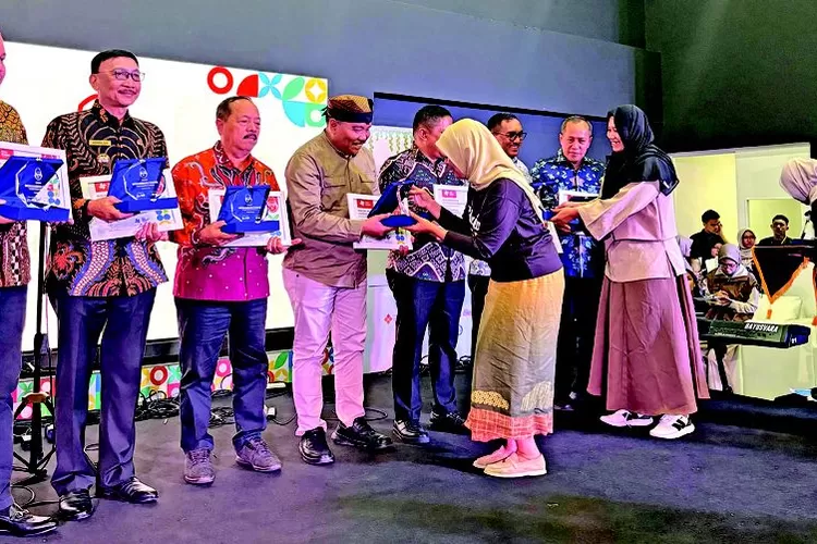 hebat!-bupati-ipuk-dan-kadis-pendidikan-banyuwangi-raih-penghargaan-nasional-di-temu-pendidik-nusantara