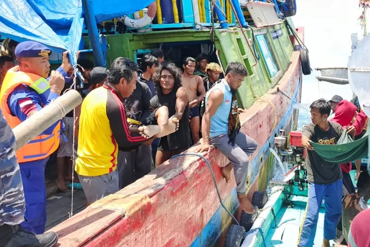 tragis!-7-nelayan-korban-kapal-terbakar-di-lombok-jalani-perawatan-intensif-di-rsud-blambangan