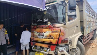 akibat-ban-pecah-truk-fuso-tabrak-tiang-dan-bangunan-toko-di-wongsorejo