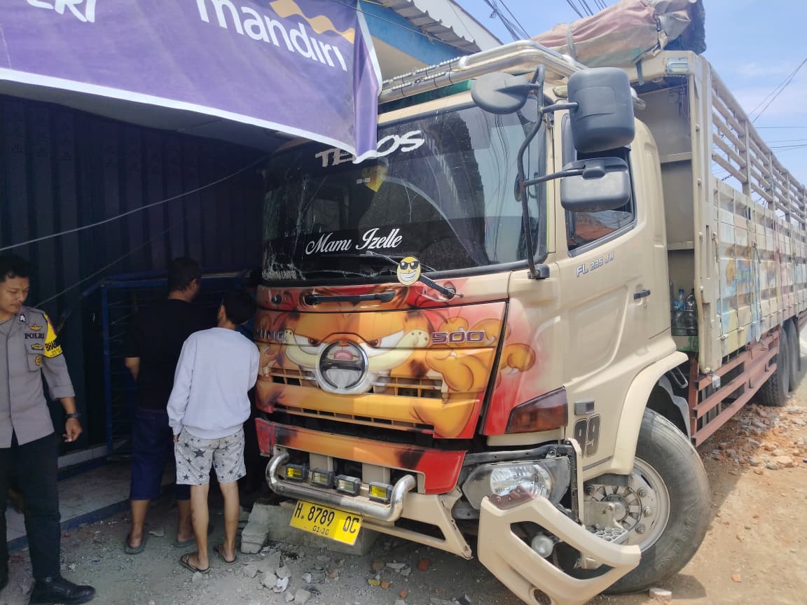 akibat-ban-pecah-truk-fuso-tabrak-tiang-dan-bangunan-toko-di-wongsorejo