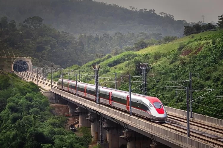 biaya-proyek-kereta-cepat-jakarta-bandung-melonjak,-apa-dampaknya-bagi-bumn?