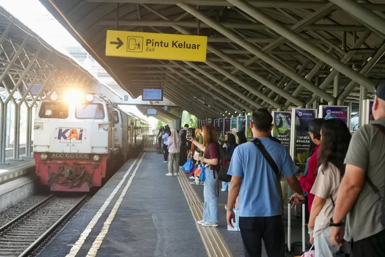kereta-api-jadi-pilihan-utama-warga-jawa-timur,-kai-daop-8-surabaya-catat-rekor-baru