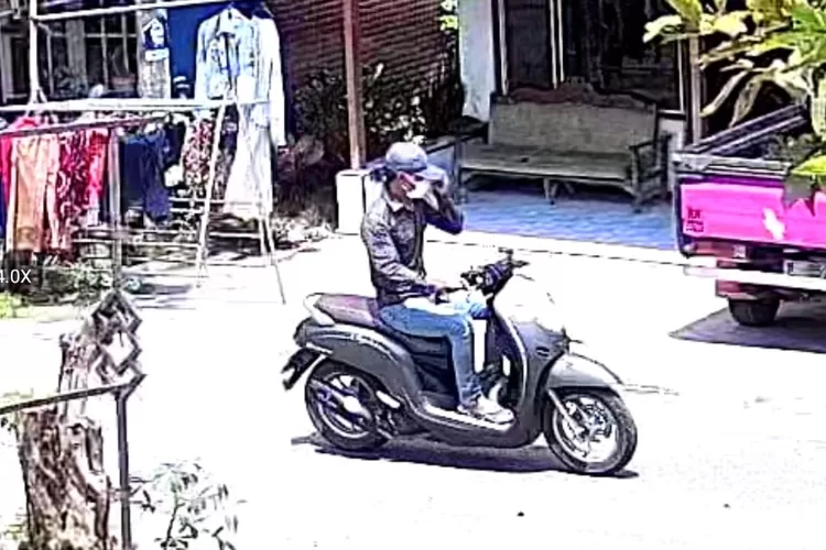 modus-beli-rokok,-pria-ini-gondol-tas-berisi-rp-9,7-juta-di-genteng!