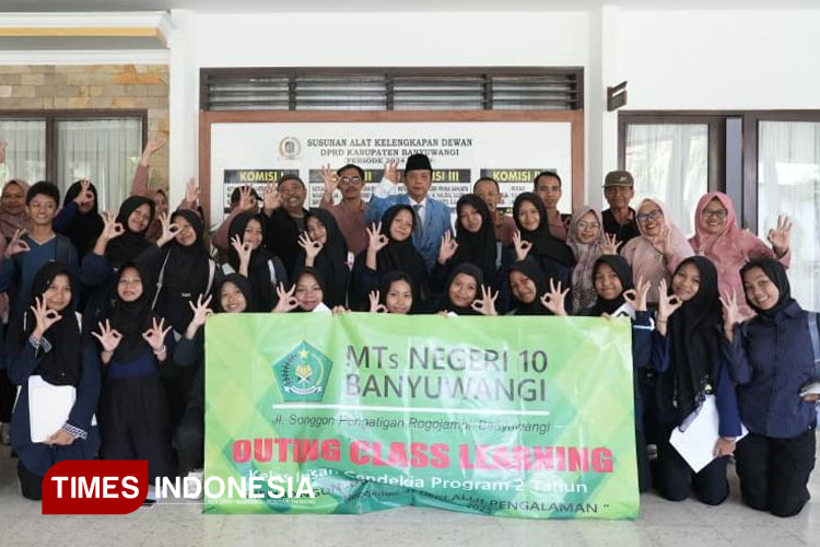 pimpinan-dprd-banyuwangi,-michael-edukasi-pelajar-soal-politik-di-gedung-dewan-–-times-banyuwangi