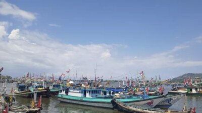 tiga-hari-perjalanan,-kapal-terbakar-di-samudera-hindia-akhirnya-tiba-di-banyuwangi