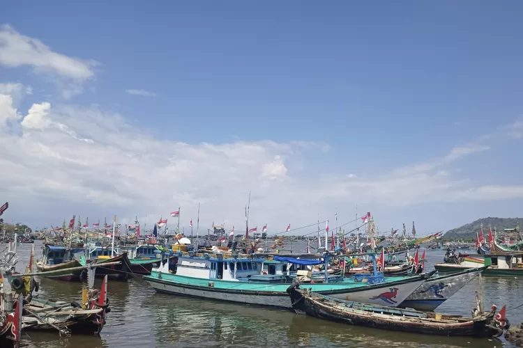tiga-hari-perjalanan,-kapal-terbakar-di-samudera-hindia-akhirnya-tiba-di-banyuwangi