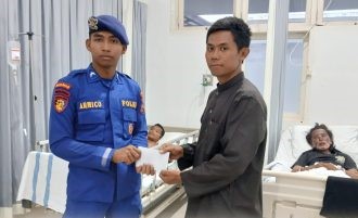 bko-ditpolairud-polda-jatim-salurkan-bantuan-untuk-korban-kebakaran-km-anugrah-indah-18-di-muncar