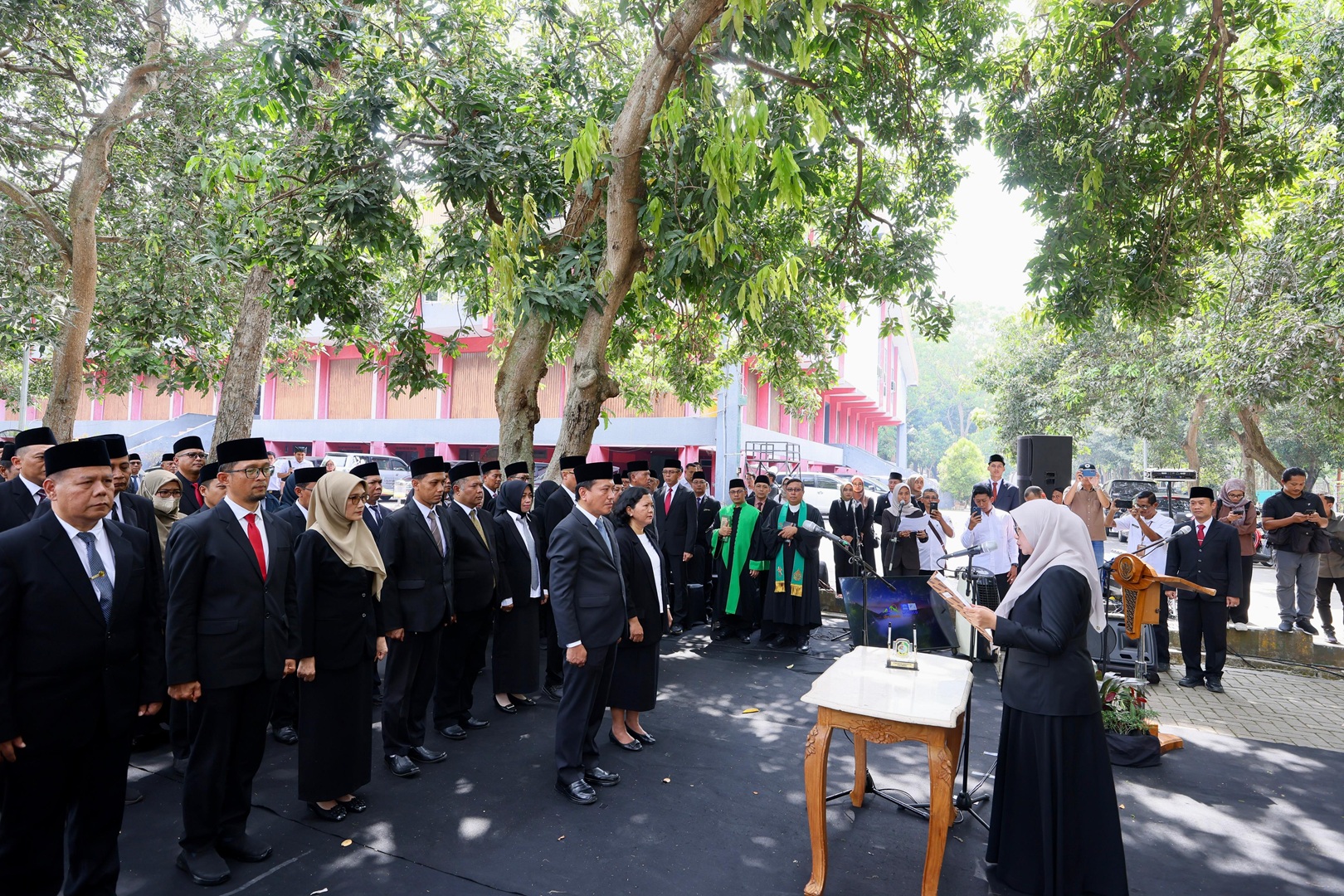 lantik-34-pejabat,-bupati-ipuk-minta-perkuat-kolaborasi-di-tengah-pengurangan-transfer-pusat