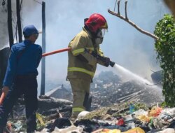Nyaris Lahap Rumah Warga! Kebakaran Sampah Hebohkan Mojopanggung Banyuwangi Pagi Ini