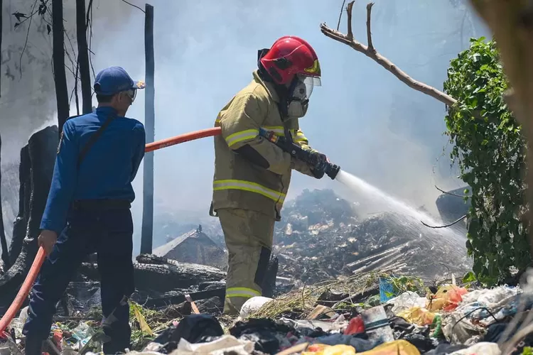 nyaris-lahap-rumah-warga!-kebakaran-sampah-hebohkan-mojopanggung-banyuwangi-pagi-ini