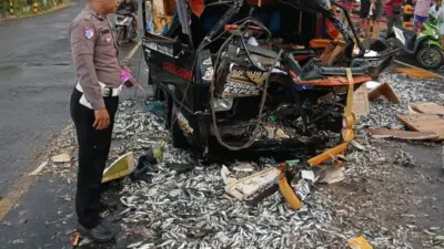 truk-boks-dan-pikap-bertabrakan-di-jalur-ketapang,-satu-korban-tewas