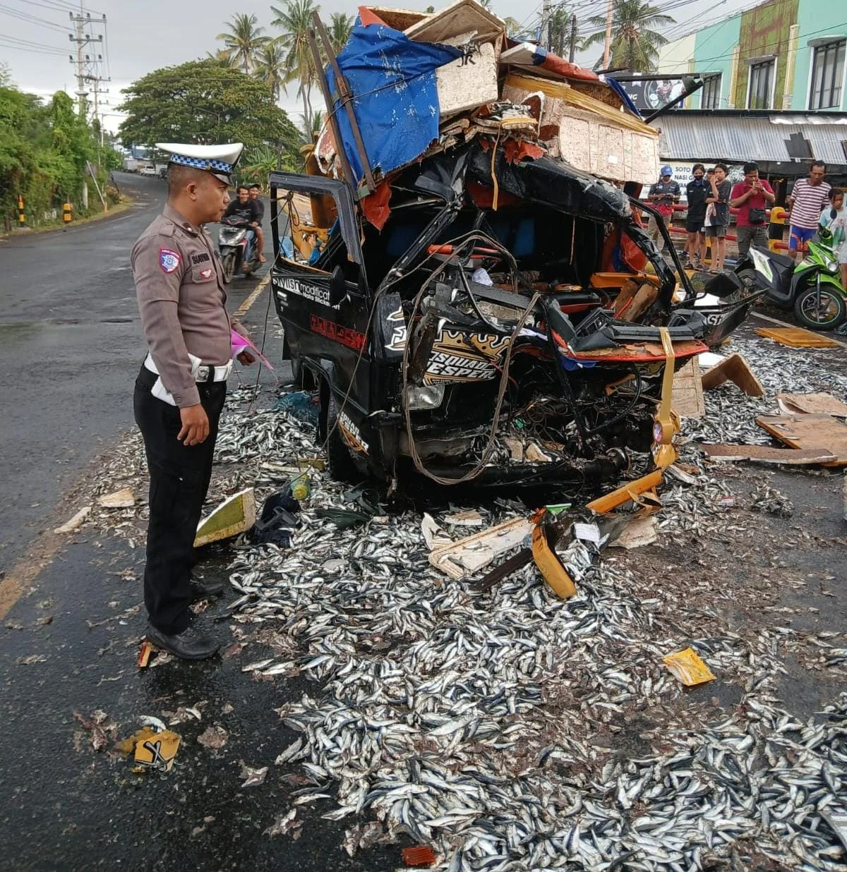 truk-boks-dan-pikap-bertabrakan-di-jalur-ketapang,-satu-korban-tewas