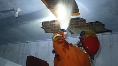 gudang-bekas-kamar-mandi-sma-negeri-1-rogojampi-terbakar,-diduga-akibat-korsleting-listrik