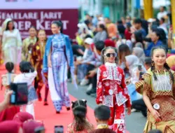 Fashion On Lorong Bambu, Ajang Ekspresi Desainer Busana Batik Motif Kuno Banyuwangi