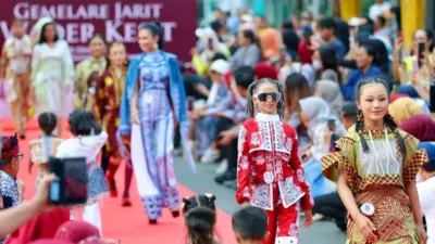 fashion-on-lorong-bambu,-ajang-ekspresi-desainer-busana-batik-motif-kuno-banyuwangi