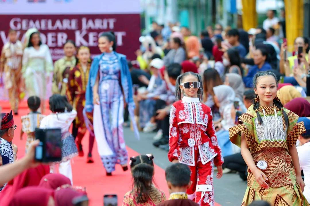 fashion-on-lorong-bambu,-ajang-ekspresi-desainer-busana-batik-motif-kuno-banyuwangi