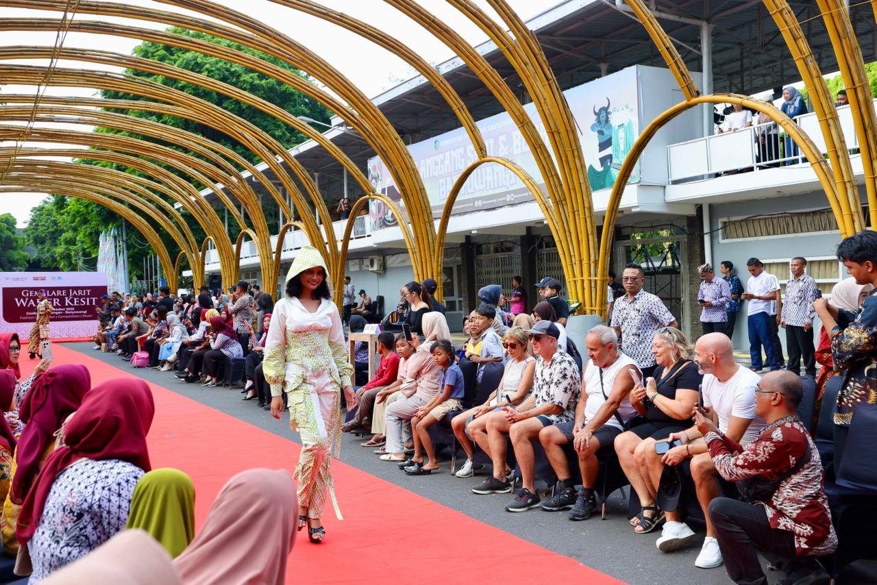 fashion-lorong-bambu-jadi-pembuka-banyuwangi-batik-festival-2025