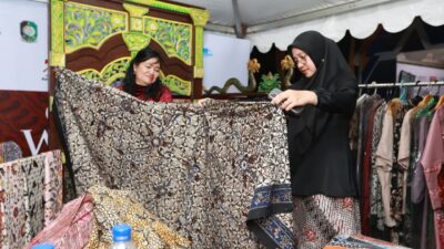 pemkab-banyuwangi-dan-ojk-dorong-literasi-keuangan-masyarakat-lewat-batik-festival
