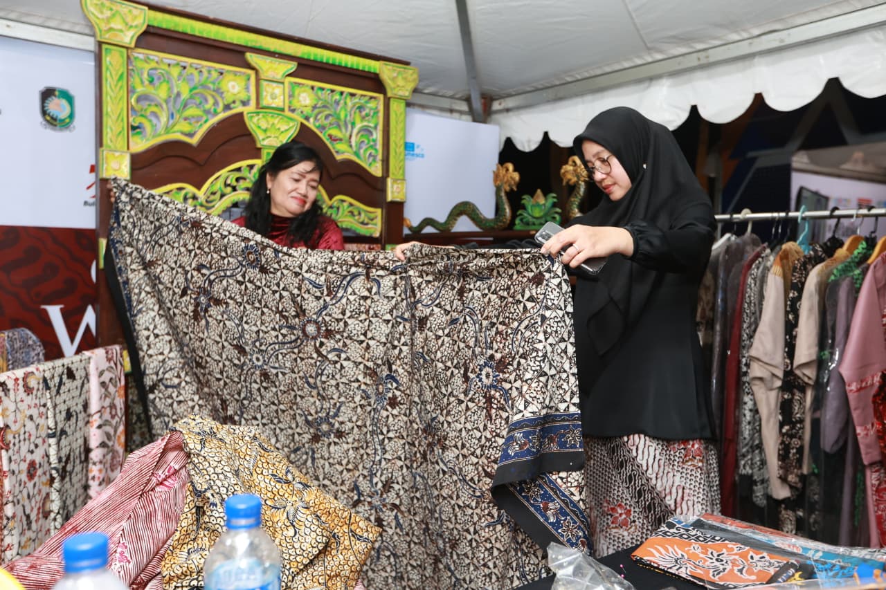 pemkab-banyuwangi-dan-ojk-dorong-literasi-keuangan-masyarakat-lewat-batik-festival